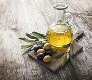 El aceite de oliva tiene numerosas propiedades que incluyen reducir el riesgo de enfermedades cardiovasculares, retrasar el envejecimiento, disminuir el índice de masa corporal y fortalecer los huesos.