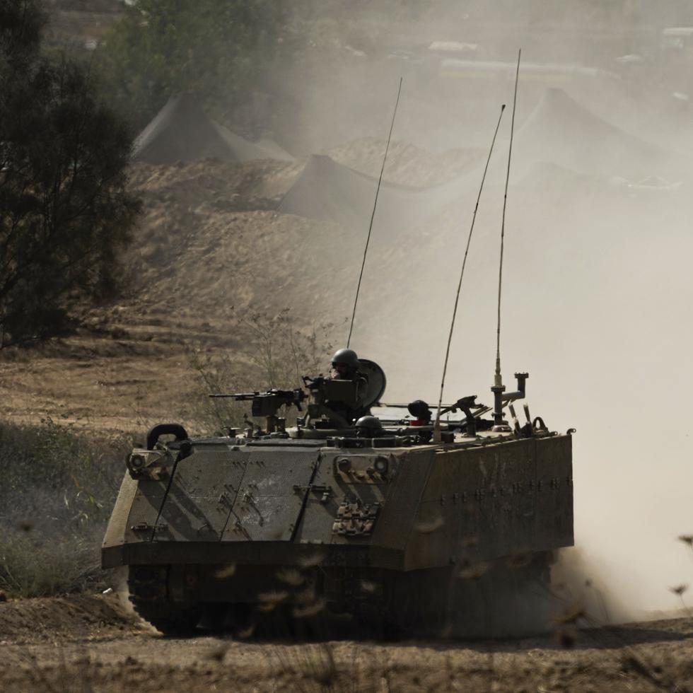 Un transporte blindado de tropa israelí se acerca a la frontera con Gaza, sur de Israel, martes 31 de octubre de 2023. (AP Foto/Ariel Schalit)