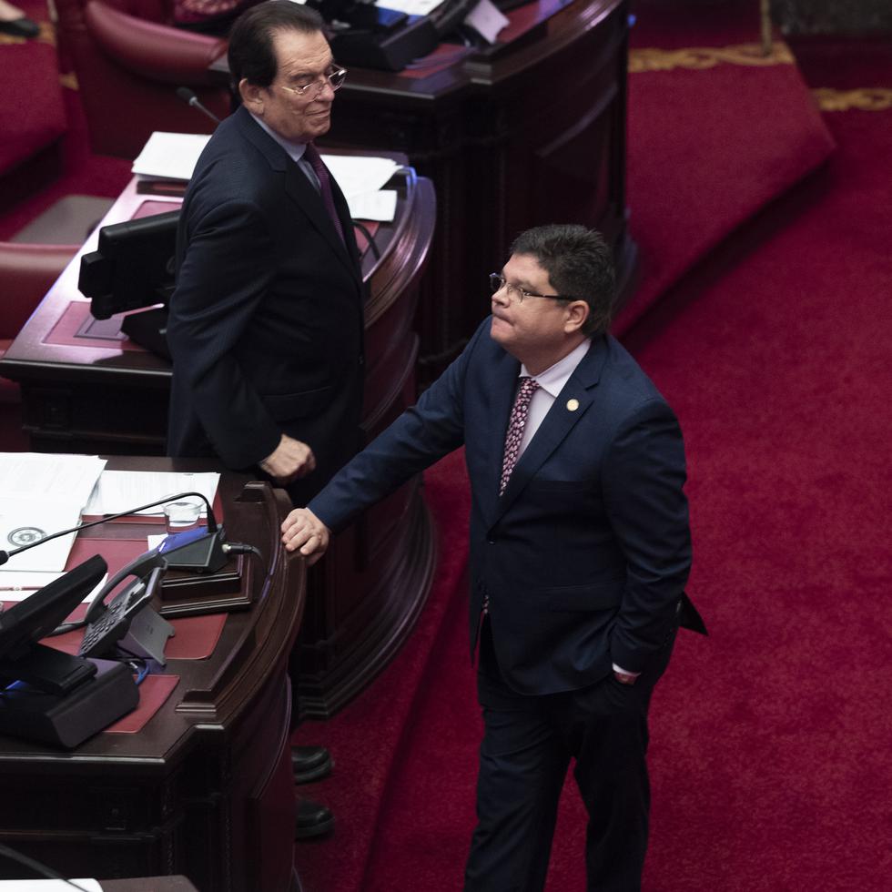 A la derecha, el portavoz del Partido Popular Democrático (PPD) en el Senado, Javier Aponte Dalmau.