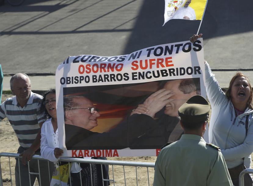 Manifestantes protestan contra el reverendo Fernando Karadima y su encubridor Juan Barros, obispo de Osorno, mientras el papa Francisco pasa de largo para celebrar la misa en el aeropuerto Maquehue en Temuco, Chile (Alessandra Tarantino / AP).
