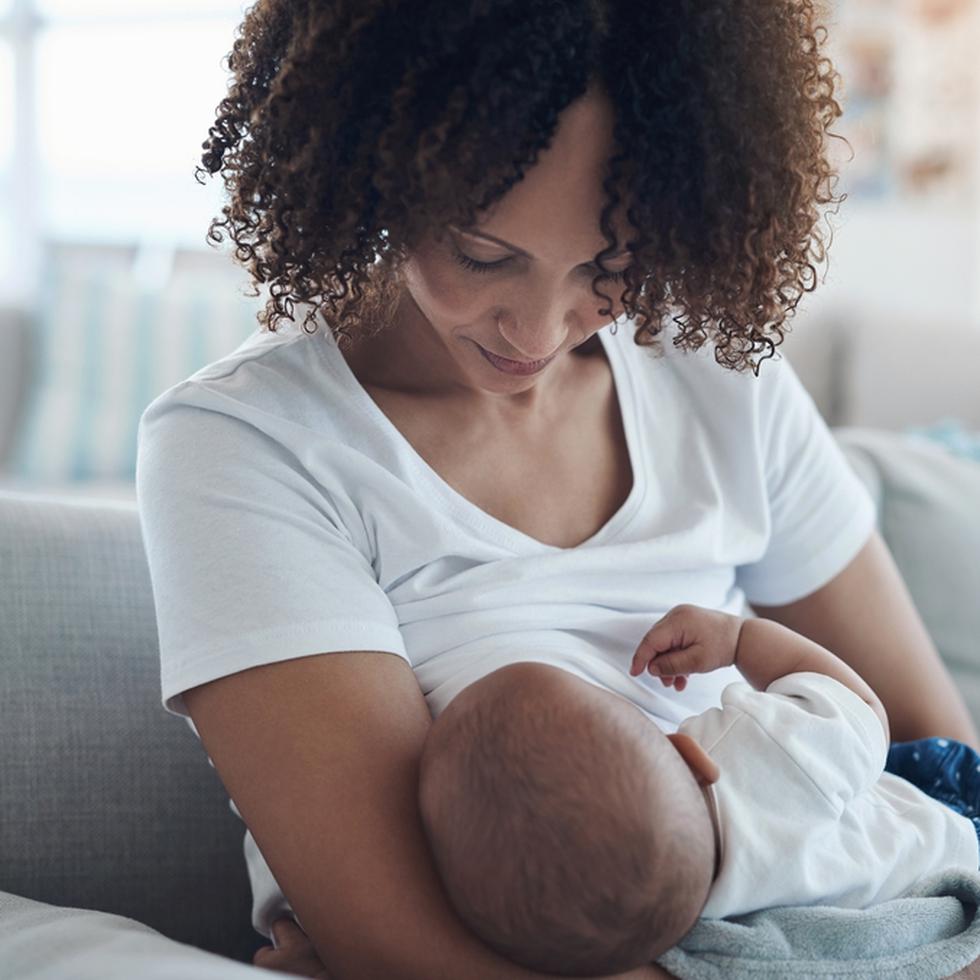 Durante la primera hora de vida, el bebé está despierto y alerta, por lo que es el momento perfecto para que mamá y bebé se conozcan, se huelan y se acurruquen.