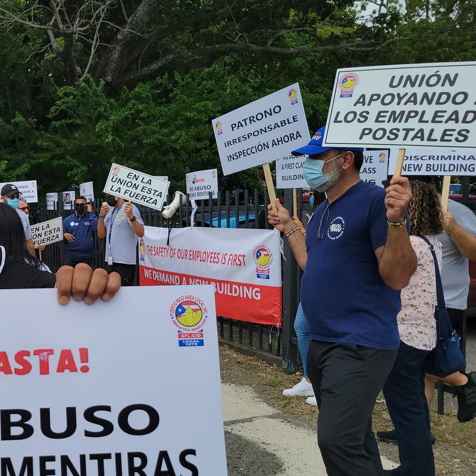 Decenas de empleados postales protestaron hoy en contra de las condiciones laborales en el edificio del Correo General en Hato Rey.