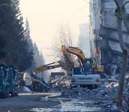 Maquinaria pesada intenta remover escombros tras terremotos en Turquía.