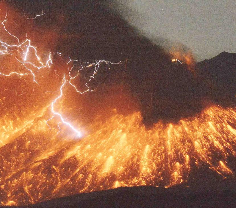 En algunas de las erupciones volcánicas se pueden ver rayos sobre el volcán, como en el caso del Sakurajima, en Japón. Kyodo News via AP)