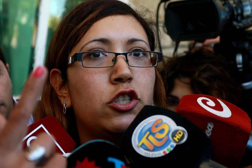 Itatí Leguizamón, esposa del radarista Germán Oscar Suárez, ofrece declaraciones a los medios de comunicación (EFE).