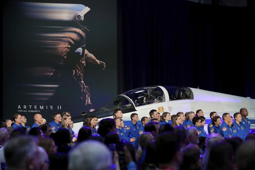 Astronautas cerca de la tarima donde se anunció que Jeremy Hansen, Victor Glover, Reid Wiseman y Christina Koch serán los primeros en abordar la nave Orion hacia la Luna.