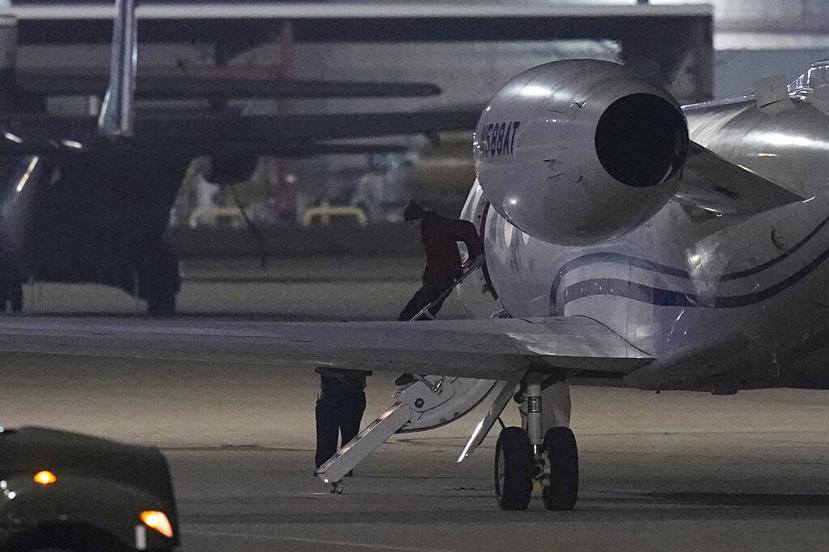 La estrella de la WNBA Brittney Griner desembarca de un avión en Kelly Field, en San Antonio, Texas, tras su liberación en Rusia.