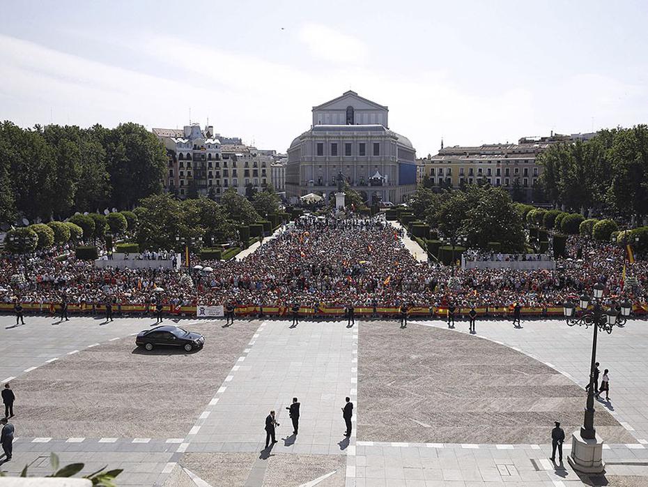 Mientras discurría la ceremonia unas 8,000 personas esperaban en la plaza de Oriente para ver el saludo de los reyes en el balcón central del Palacio Real. EFE