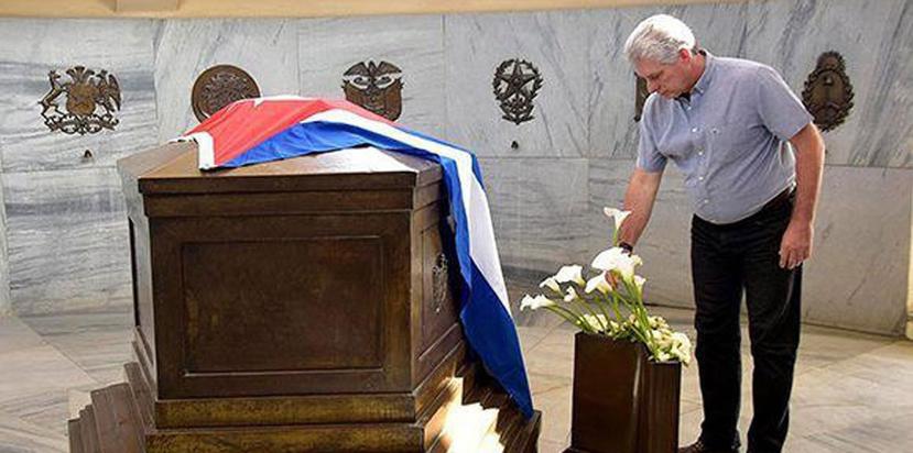 El presidente cubano, Miguel Diaz-Canel, mientras visita la tumba del héroe nacional José Martí. (EFE)