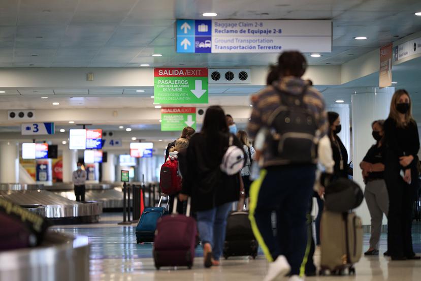 Salud aseguró que se ha reforzado la orientación a los viajeros en los aeropuertos que reciben vuelos del exterior en la isla para el cumplimiento del requisito de prueba.