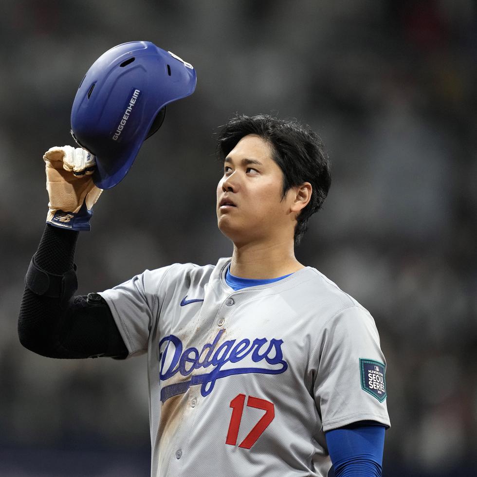 Shohei Ohtani de los Dodgers de Los Ángeles tras batear un sencillo ante los Padres de San Diego el miércoles.