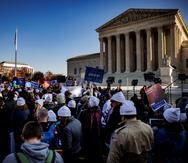 Activistas pro vida y pro elección protestan fuera de la Corte Suprema de los Estados Unidos mientras el tribunal superior se prepara para escuchar argumentos en un desafío a una ley de aborto en Mississippi que es un desafío directo a Roe v. Wade en Washington, DC, EE. UU.. EFE/EPA/SAMUEL CORUM
