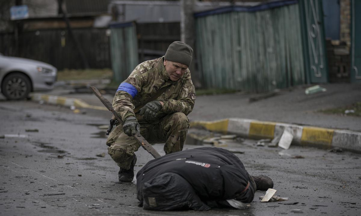 Following the order to withdraw from the kyiv region, Ukrainian troops begin to retake territory occupied by Russia.