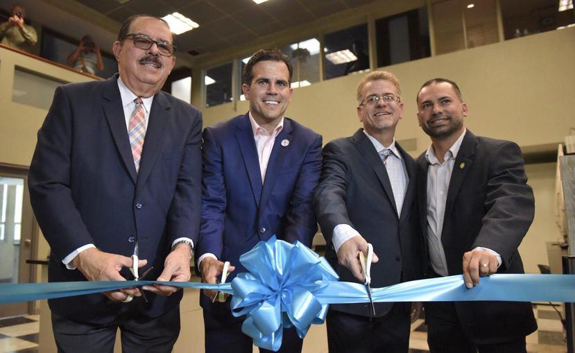 Al centro, el gobernador de Puerto Rico, Ricardo Rosselló, y el principal ejecutivo de CDI, Ignacio Pino, participando del corte de cinta. (Suministrada)