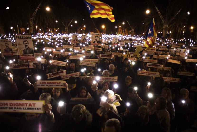 Un grupo de catalanes exigen la libertad para los prisioneros políticos. (AP)