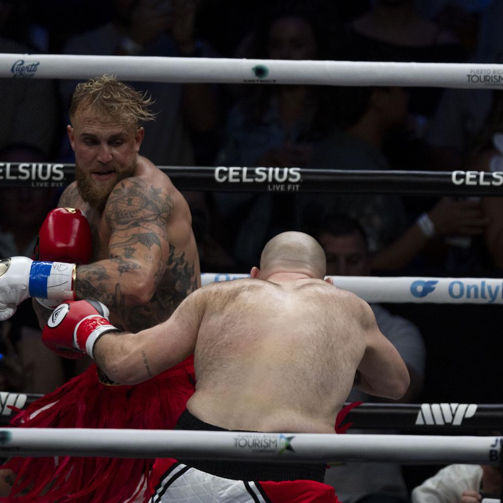 Jake Paul (de frente) golpea a Ryan Bourland durante la cartelera del pasado sábado en el Coliseo de Puerto Rico.