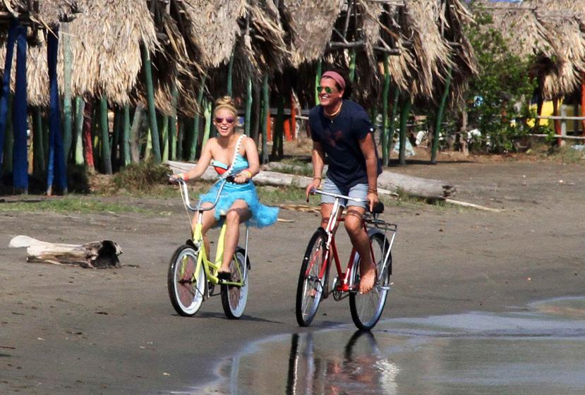 Shakira y Vives interpretan la canción mientras recorren en bicicleta la carretera que une a Barranquilla y Santa Marta. (EFE)