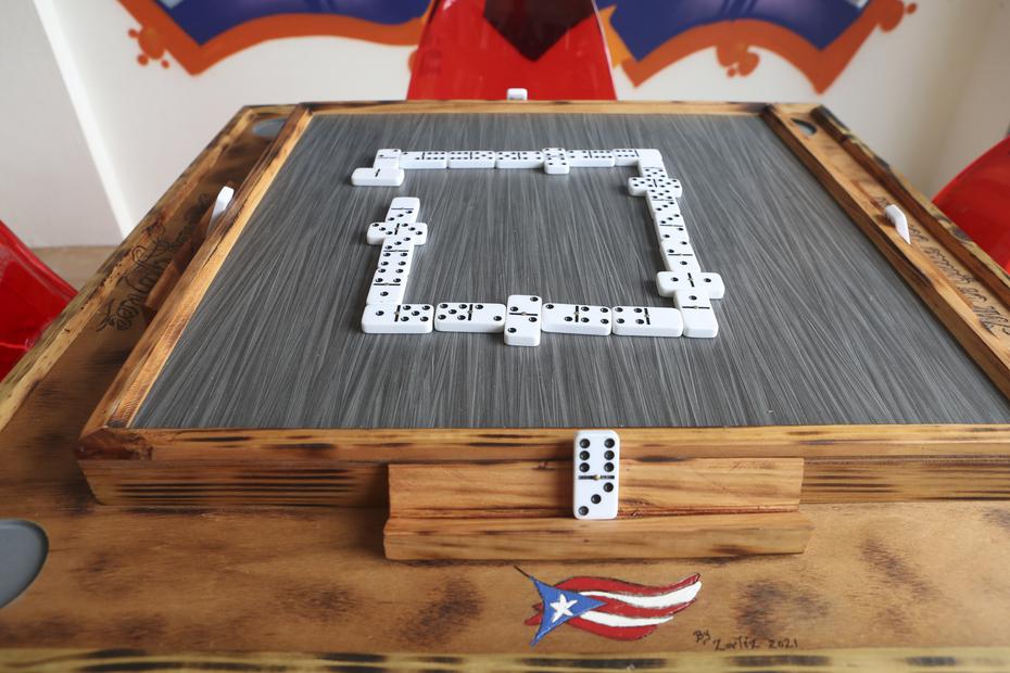 La terraza cuenta con una mesa de dominó, que tiene el nombre del artista grabado.