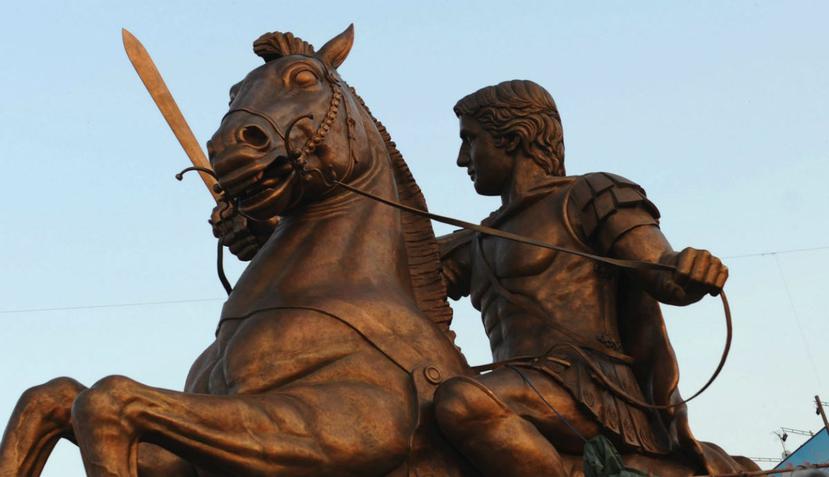 Estatua de Alejandro Magno, montado en su caballo Bucéfalo, en una plaza de Skopje (Macedonia). (EFE)