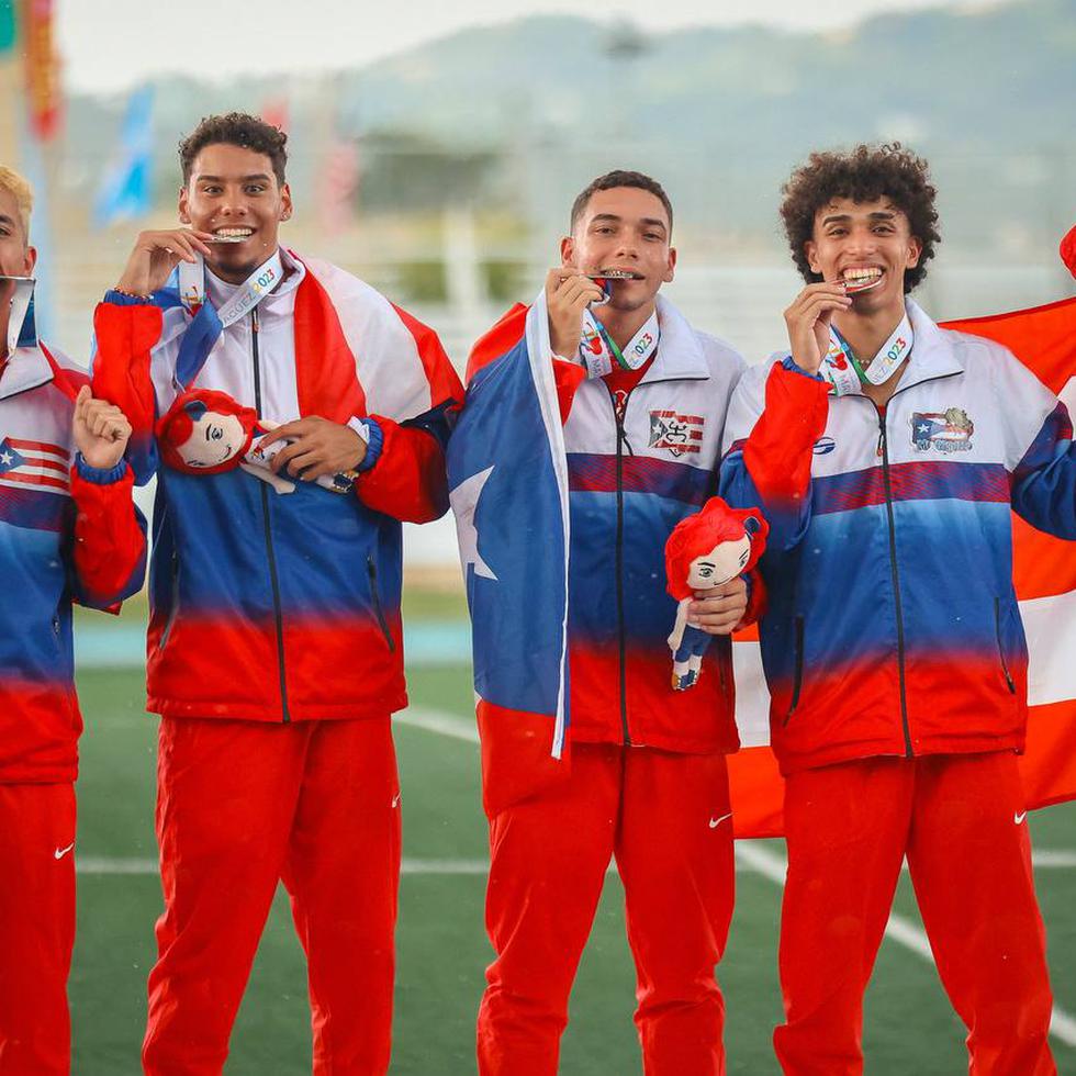 El relevo 4x100 de Puerto Rico estuvo compuesto (de izquierda a derecha) por Esteban Torres, José Figueroa, Diego Álvarez y Adrián Canales.