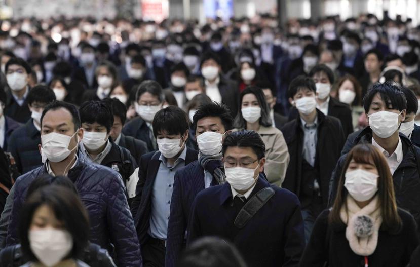 Trabajadores salen a a la calle en Japón, donde las medidas de distanciamiento social no son obligatorias. (EFE)