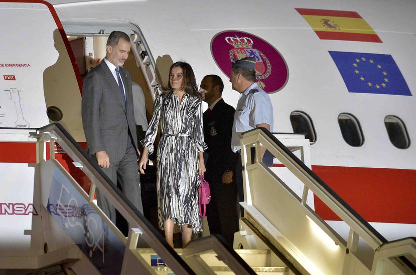 El Rey Felipe VI y la Reina Letizia desembarcan del avión al llegar a territorio cubano. (AP / Yamil Lage)