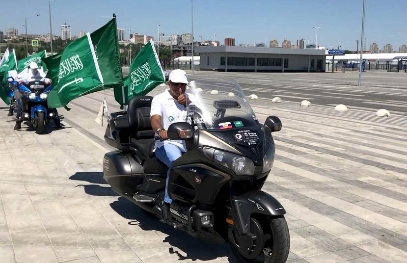 Tatal Obiad, y sus tres acompañantes saudíes, conducen sus motos frente a la Arena Rostov, en Rusia. (AP)