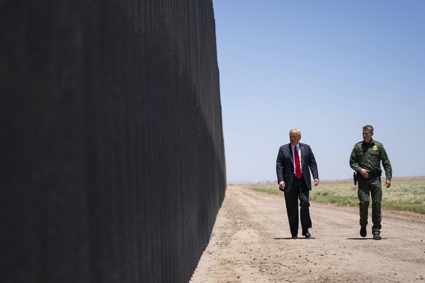 Rodney Scott (a la derecha), un agente de carrera, fue nombrado director en enero de 2020 y aceptó con entusiasmo las políticas del entonces presidente Donald Trump, sobre todo la construcción del muro fronterizo.