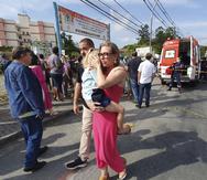 Una mujer reconforta a una niña que llora frente a la guardería Cantinho do Bom Pastor tras un ataque fatal a niños en Blumenau, estado de Santa Catarina, Brasil.