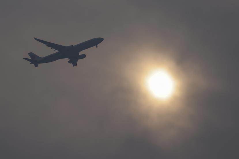 Un avión sobrevuela el cielo de China con un alto nivel de contaminación.
