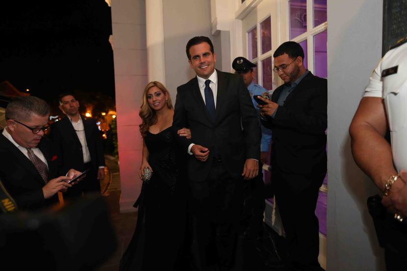 En la noche, la primera dama asistió a la primera cena de estado luciendo un modelo de Arango en capas de muselina de seda azul marino y negro. (GFR Media)