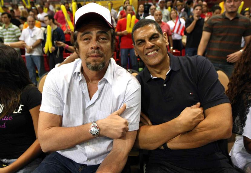 Benicio del Toro (izq.) comparte con el exbaloncelista Raymond Dalmau durante un partido en el coliseo de Quebradillas que lleva el nombre del exatleta. (EFE / Clemens Bilan)