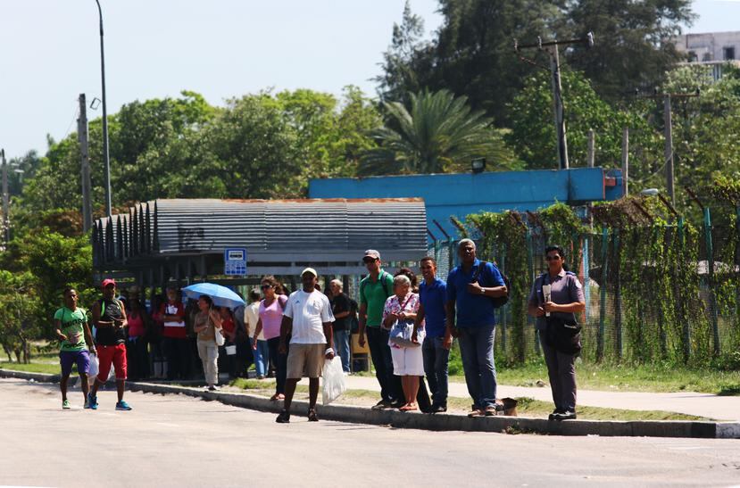 Ciudadanos esperan por transportación en una parada pública en La Habana. (Archivo / GFR Media)