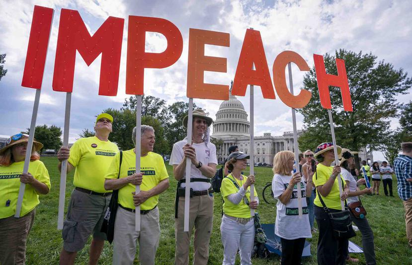 Activistas se manifiestan a favor de un juicio político al presidente Donald Trump frente al Capitolio en Washington D.C. (AP/J. Scott Applewhite)