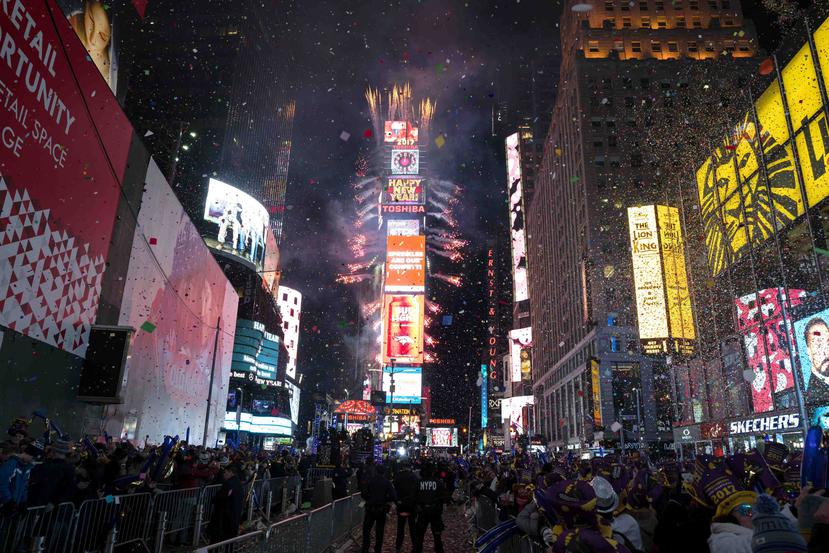 La celebración en Times Square reúne a miles de personas para recibir el año nuevo. (AP)