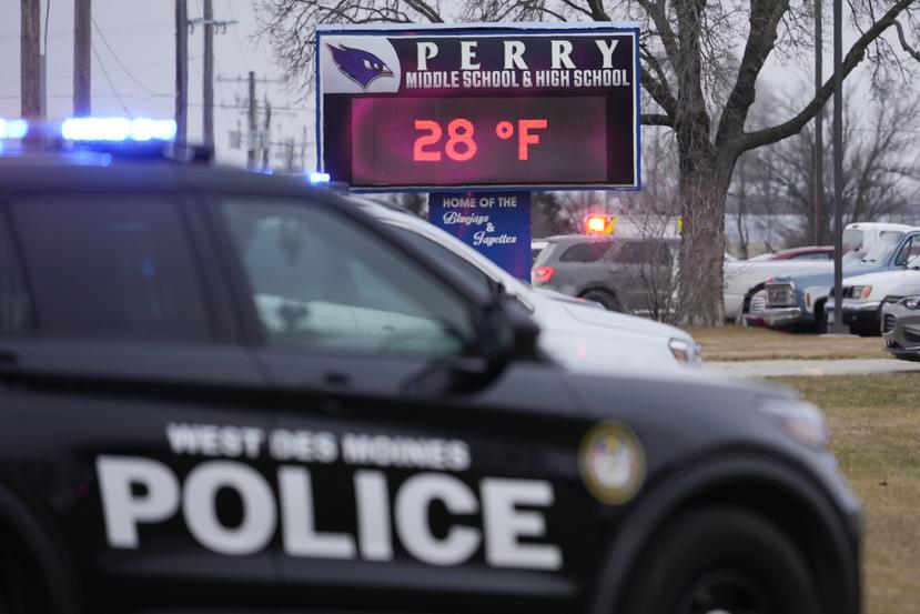 La policía responde a la escuela secundaria Perry en Perry, Iowa, el jueves 4 de enero de 2024. La policía informa que ha habido un tiroteo en la escuela secundaria de la ciudad