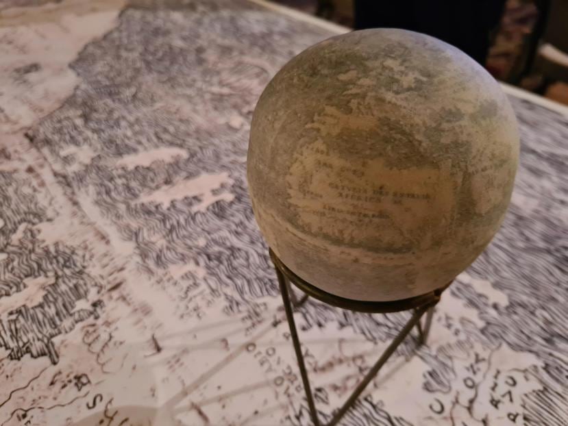 El coleccionista belga Stefaan Missinne expone en Roma la réplica de un globo terráqueo que asegura que fue realizado por Leonardo Da Vinci en 1504.