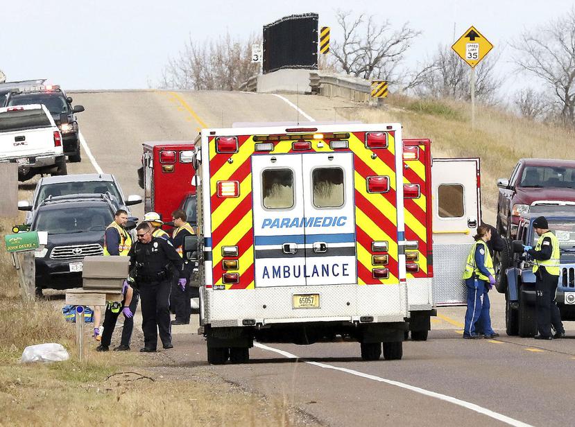 Personal de emergencias médicas llegó a la escena dónde ya se ha declarado cuatro víctimas fatales. (AP)