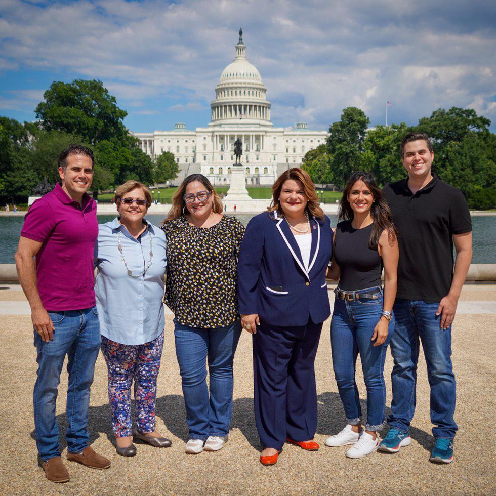 El grupo de cabilderos por la estadidad posa con la comisionada residente frente al Capitolio federal en Washington DC.