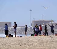 Las playas de condados de Los Ángeles y San Diego, en ese estado, permanecen cerradas, pero las de los condados de Ventura y Orange están ya reabiertas al público, y las de San Diego lo harán el lunes.