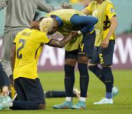 Jugadores de Ecuador reaccionan desconsolados, algunos llorando sobre el césped del estadio tras perder 2-1 ante Senegal y eliminarse de la Copa Mundial.