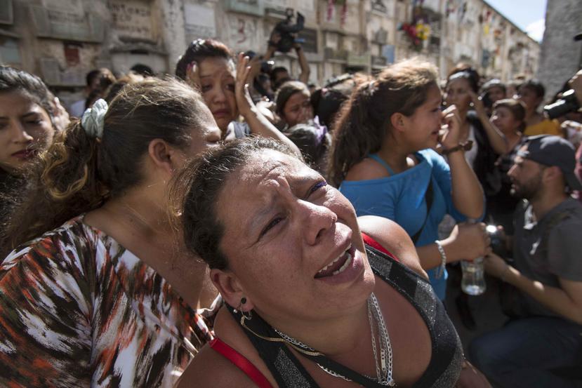 Unas mujeres lloran durante el entierro de Madelyn Patricia Hernández Hernández, de 14 años, quien murió en el incendio. (AP)