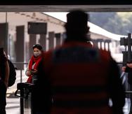 Agentes de la Policía realizan controles este jueves a personas que bajan del tren en la Estacion Once, en Buenos Aires (Argentina). (Efe)