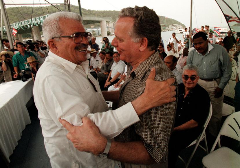 Rafael Cancel Miranda (de guayabera blanca) fue el último sobreviviente del ataque al Congreso en el 1954. En la foto abraza al presidente del PIP, Rubén Berríos. (GFR Media)