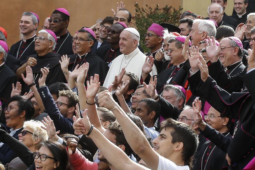 El papa Francisco posa para la foto de grupo con obispos y participantes durante la última jornada del Sínodo de Obispos en el Vaticano. (AP)