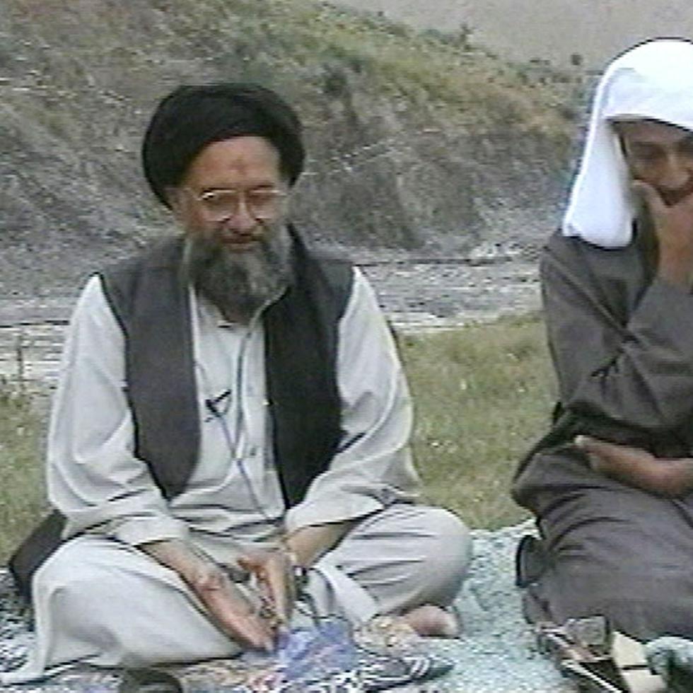 En esta imagen televisiva de la cadena árabe Al-Jazeera, Osama bin Laden, derecha, escucha mientras su principal lugarteniente Ayman al Zawahri habla en un sitio no revelado.