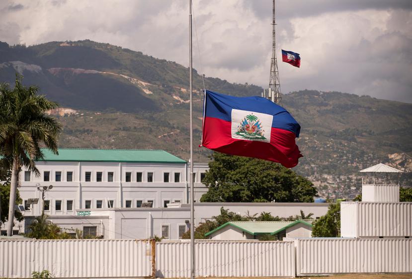 La bandera nacional haitiana ondea a media asta en el Palacio Nacional, en Puerto Príncipe (Haití).