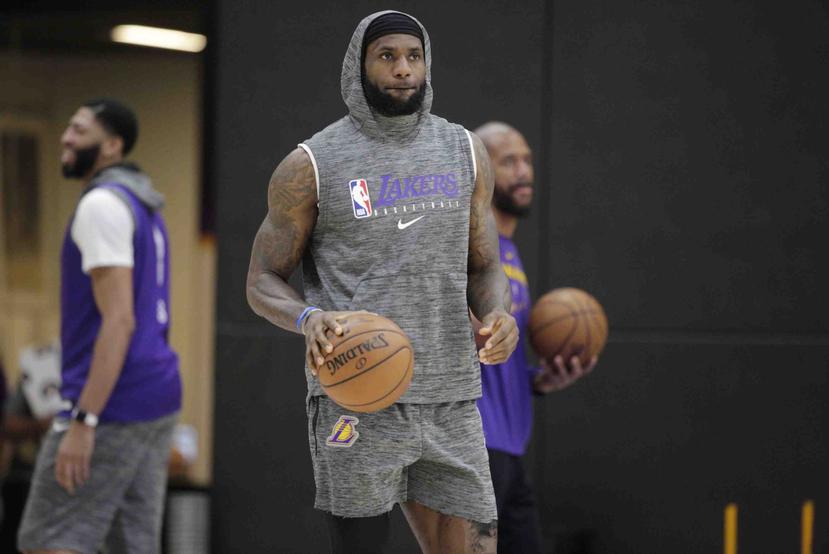 LeBron James durante la práctica de los Lakers días después de la muerte de Kobe Bryant. (AP)