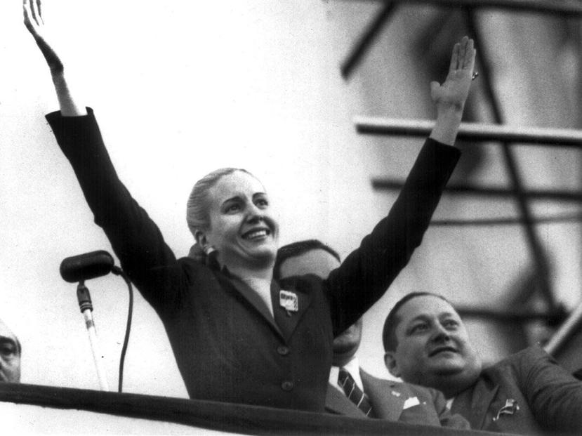 Para los argentinos, era costumbre ver a Eva Perón abriendo los brazos como si quisiera abrazar a todos los presentes en la plaza desde el balcón de la Casa Rosada. (Foto: Archivo)