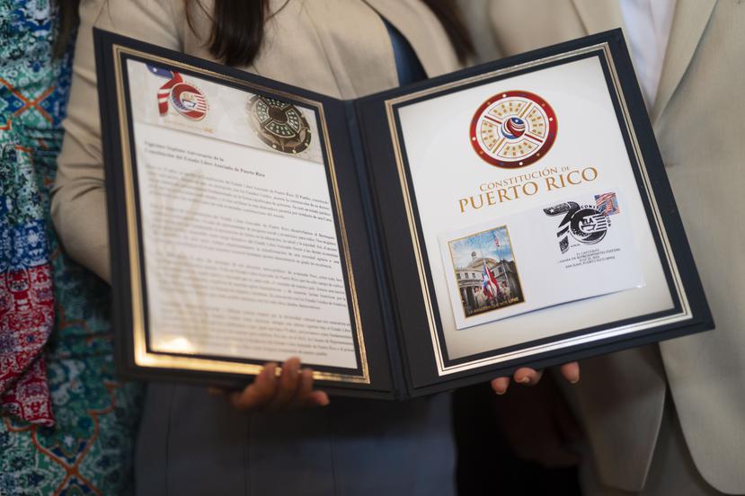 Ceremonia de cancelación del sello conmemorativo del 70 aniversario de la Constitución de Puerto Rico.
